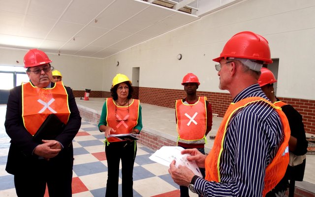 Links luister minister Donald Grant aandagtig na mnr Liam Thiel (regs) se verduidelikings, met rdl Riana de Coning in die agtergrond